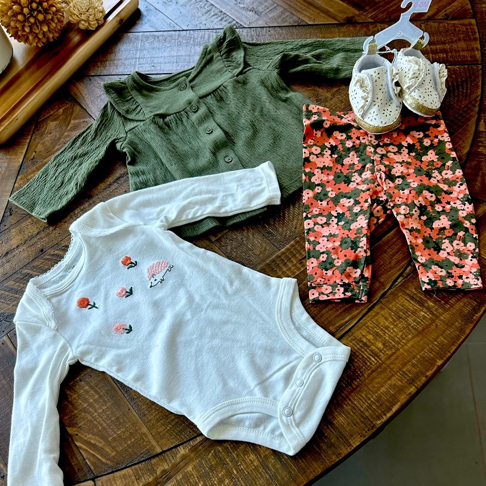 Beautiful girls size 0-3 months set comes with the shoes